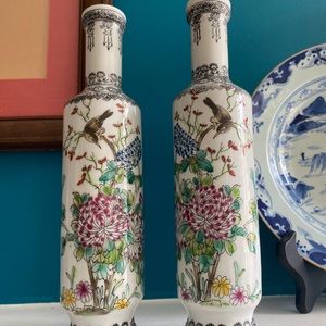 A pair Chinese hand painted porcelain vase